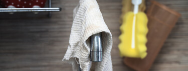 Cuidado con colgar la bayeta en el grifo: el hábito común en la cocina que los expertos piden erradicar por salud e higiene 