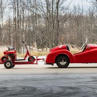 Es sólo un juguete, pero este coche y su scooter con remolque a juego son lo más cool que puedes comprar
