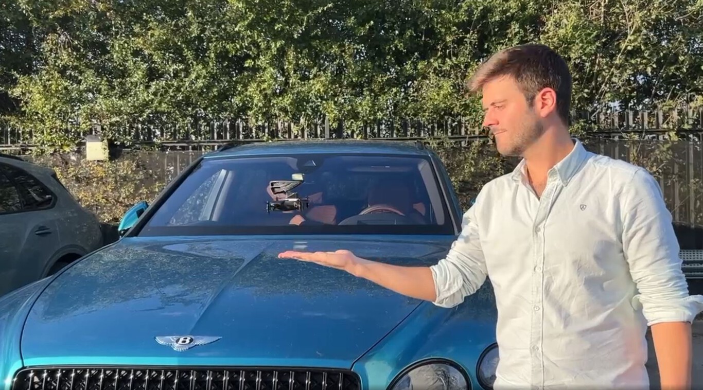 Un ingeniero español ha creado una nueva necesidad para los ricos: convertir las insignias de sus coches caros en drones de vigilancia