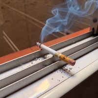 Qué prohiban fumar en zonas comunes tiene mucha lógica y no es por el humo. En este bloque casi provocan un incendio