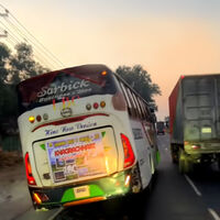 Autobuses de 20 toneladas a 120 km/h adelantando en línea continua: así es el transporte público en Bangladesh, y a los pasajeros les encanta