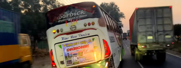 No es una un trailer de GTA VI. Es lo normal en Bangladesh, donde los autobuses realmente van a más de 120 km/h adelantando en línea continua