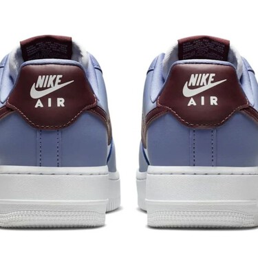 Nike refresca la silueta de sus clásicas Air Force 1 para el invierno apostando por un diseño a dos tonos que queda ideal con cualquier look 