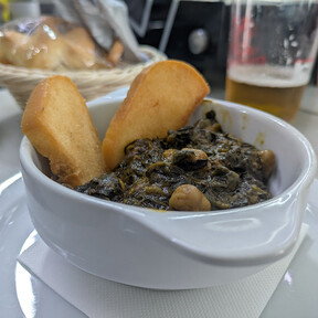 Los garbanzos con espinacas pueden dar pereza como tapa. Es porque no has probado los que hacen en este bar de Carmona (Sevilla)