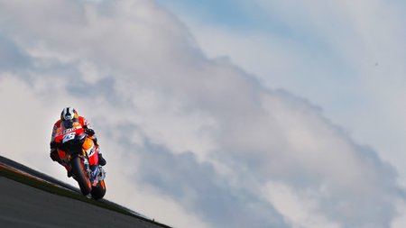 Cuando Superbikes y MotoGP se toparon en el camino