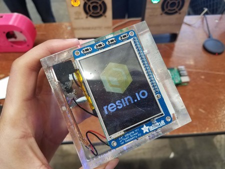 Lo más molón que puedes hacer con tu Raspberry Pi es encerrarla en resina transparente