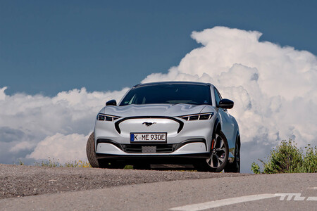 ¡SUV eléctricos a prueba! El Mustang Mach-E suspende el test del alce mientras que el Tesla Model Y lo pasa con nota