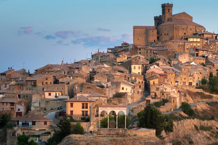 Es uno de los pueblos medievales mejor conservados de España con nueve siglos de historia y el corazón momificado de un rey