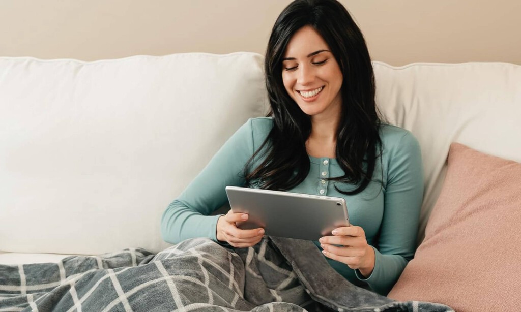 Cuesta ahora menos de 50 euros y es una solución perfecta para estar calentito en el sofá sin tener encendida la calefacción