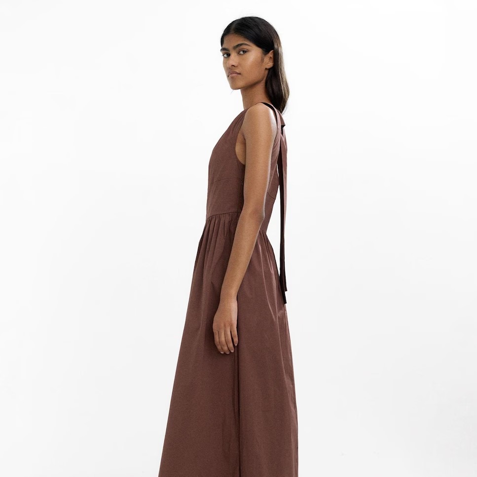 Vestido midi con vuelo y fruncido de Parfois
