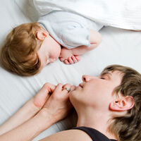 13 cosas que no debes decir a los padres que hacen colecho con sus hijos