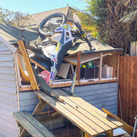 ¡Destrozo absoluto! Graham Jarvis la ha liado muy parda con una moto de enduro en su jardín