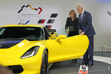 No tiene ni idea: el vicepresidente de Estados Unidos dice que los Corvette son mejores que los Porsche