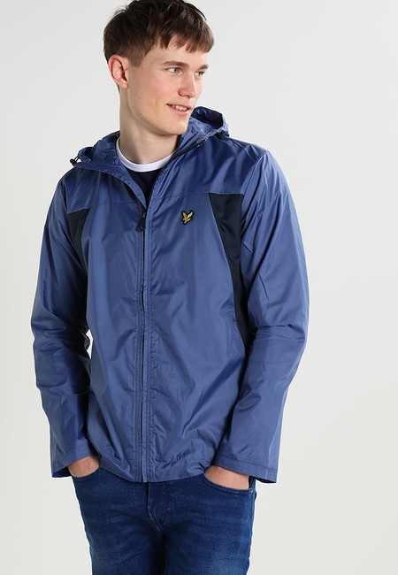 50% de descuento en la chaqueta fina Storm blue de Lyle & Scott: ahora 54,95 euros con envío gratis