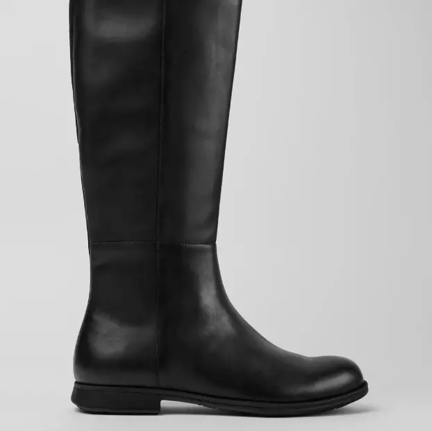 Mil 1913
Botas altas de piel negra para mujer.
