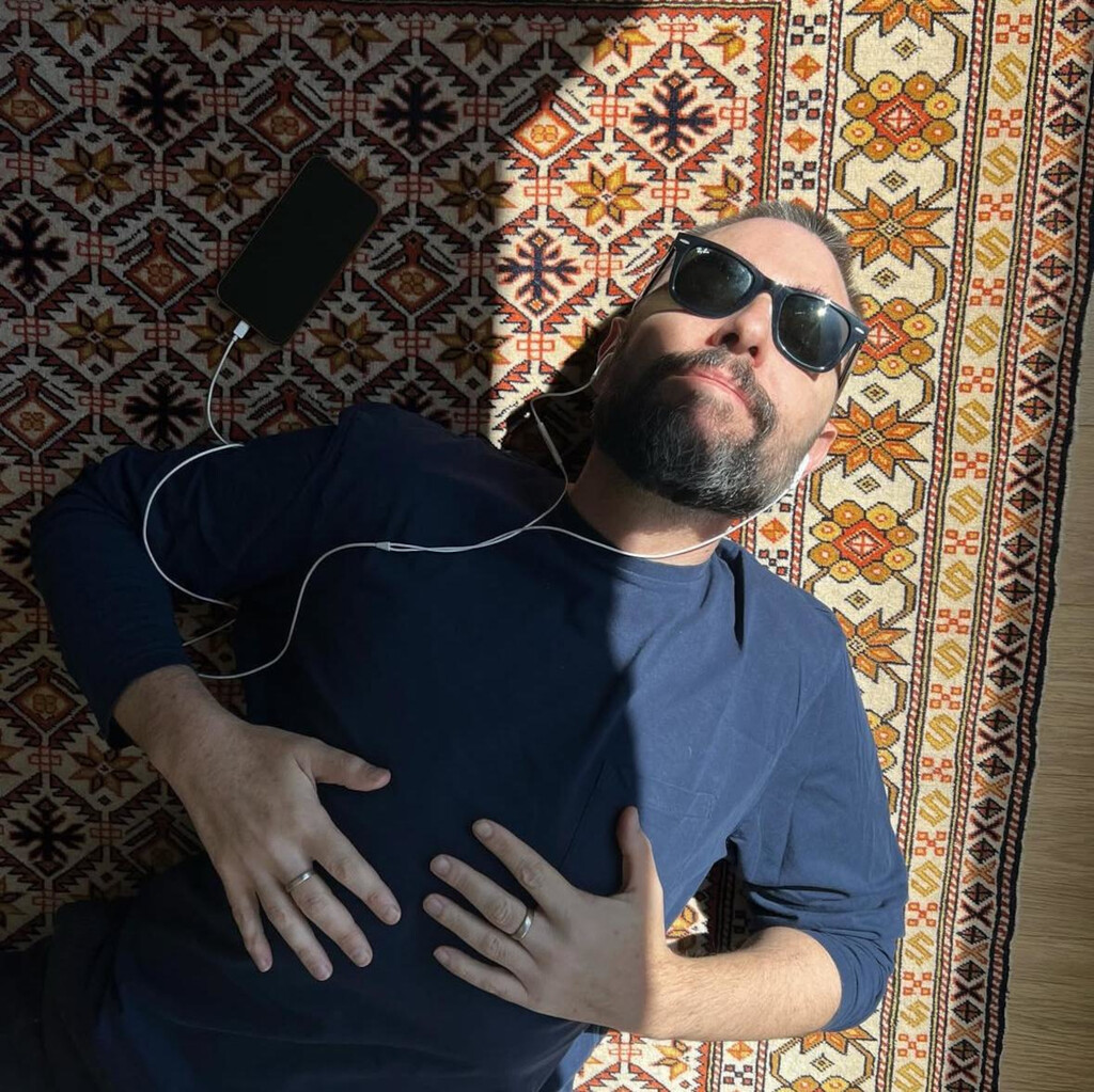Si buscara sillones para mi salón me quedaría con los de la espectacular casa de Dani Mateo en Madrid en piel blanca