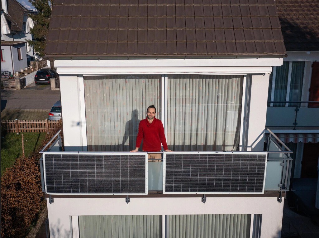Si vives en un piso y no puedes instalar paneles solares en el tejado, esta es la alternativa que triunfa en Europa 