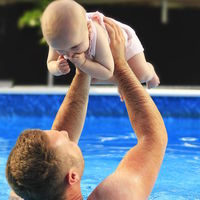 El primer baño del bebé en la piscina: nueve consejos