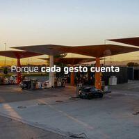 Repsol ha rebajado en diez céntimos el precio de su gasolina, pero hay que pagar desde su app