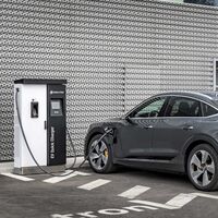 Carga inteligente para el Audi e-tron: los coches eléctricos empiezan a 'hablar' con la red para evitar colapsos