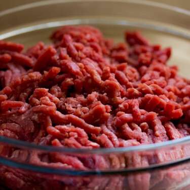 Por qué la carne picada se vuelve gris y qué debes hacer si la que tienes en la nevera cambia de color
