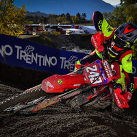 Tim Gajser se cuelga la medalla de oro en la última prueba de un mundial de Motocross que ya era suyo