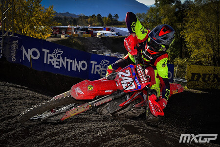 Tim Gajser se cuelga la medalla de oro en la última prueba de un mundial de Motocross que ya era suyo