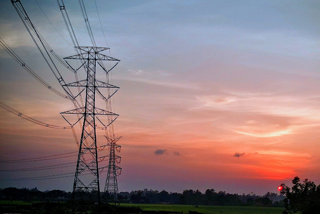 El "escudo renovable" español ha funcionado tan bien que ha activado su propia trampa: vuelve el IVA de la luz al 21% 