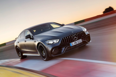 El Mercedes-AMG GT de cuatro puertas es más potente que el Panamera Turbo... y cuesta 3.000 euros menos