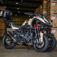 Más barroco imposible: 148 CV para esta Yamaha Niken turbo, escape Akrapovic y top case