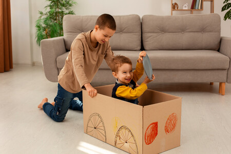 ninos-jugar-con-objetos