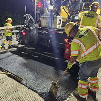 España creía tener unas carreteras ideales. Unos expertos creen tener la solución ante los baches: plástico 