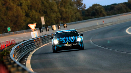 El Porsche Taycan está en plena forma: temperaturas infernales y 24 horas a fondo en el circuito de Nardò