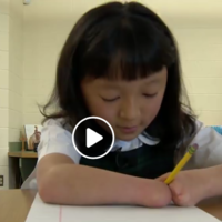 Nació sin manos, pero su esfuerzo y superación le han hecho ganar un premio nacional de caligrafía