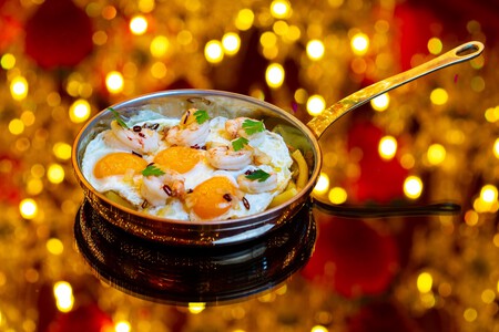 Huevos rotos con gambas