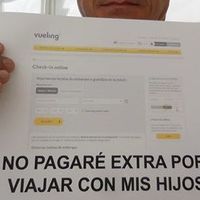 Un padre denuncia el recargo que imponen las aerolíneas por viajar junto a los hijos