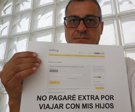 Un padre denuncia el recargo que imponen las aerolíneas por viajar junto a los hijos