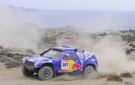 Carlos Sainz gana la etapa in extremis mano a mano con Robby Gordon