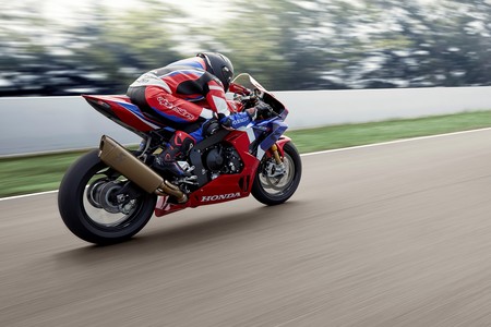 Así de bien se mueve la Honda CBR1000RR-R SP Fireblade de 215 CV, sobre todo en manos de Marc Márquez