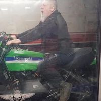 Emoción, nivel: Dejar a un motero ciego subirse y sentir su Kawasaki Z una última vez