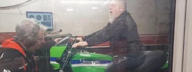 Emoción, nivel: Dejar a un motero ciego subirse y sentir su Kawasaki Z una última vez