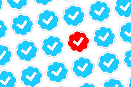 La noticia no es que Twitter retire la verificación a supremacistas y extremistas, sino que la tuvieran