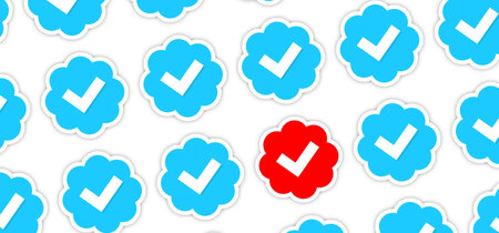 La noticia no es que Twitter retire la verificación a supremacistas y extremistas, sino que la tuvieran