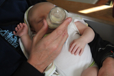 Una bebé sufre discapacidad mental porque sus padres añadían al biberón otros alimentos