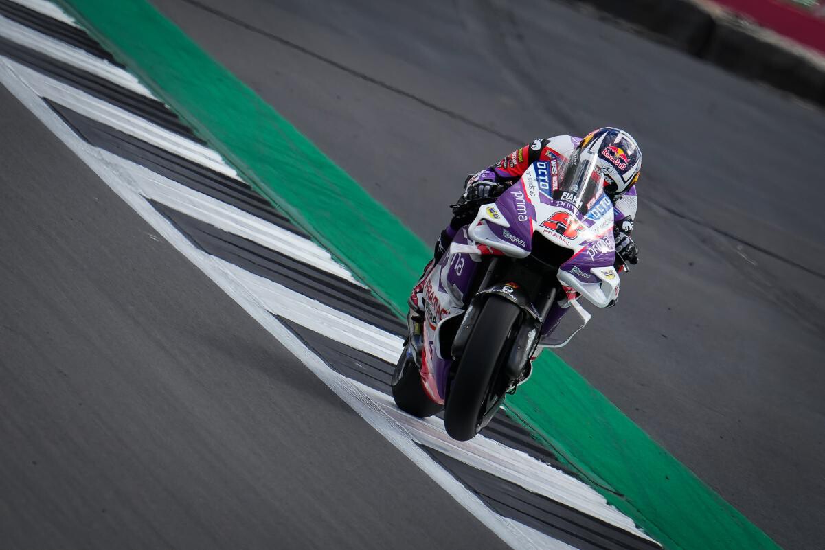 Johann Zarco bate el récord de Silverstone y Aleix Espargaró roza la pole del cojo tras el palo de su vida