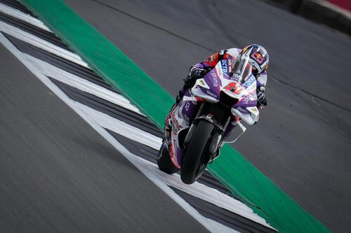 Johann Zarco bate el récord de Silverstone y Aleix Espargaró roza la pole del cojo tras el palo de su vida