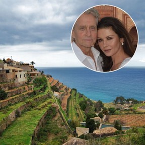 El refugio de Catherine Zeta-Jones y Michael Douglas en el Mediterráneo: calas de agua turquesa y una de las sierras más bonitas de España