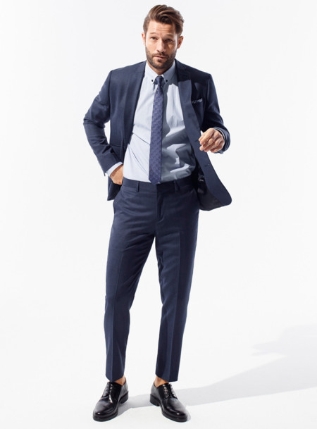 Sin calcetines y en gama de azules así es la propuesta sartorial de la temporada