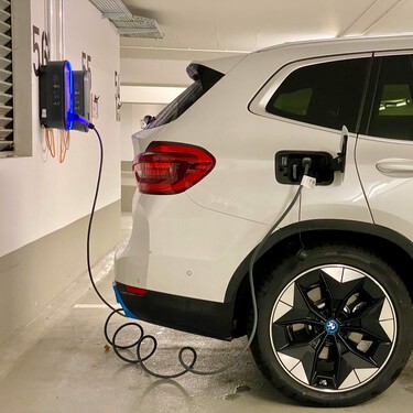 Qué hacer si un vecino engancha la luz del garaje para cargar su coche eléctrico, según la Ley de Propiedad Horizontal 