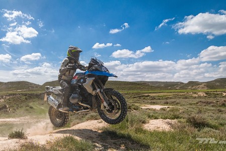 Una moto híbrida de BMW está en el horno, con dos motores eléctricos (y quizá un tercero)